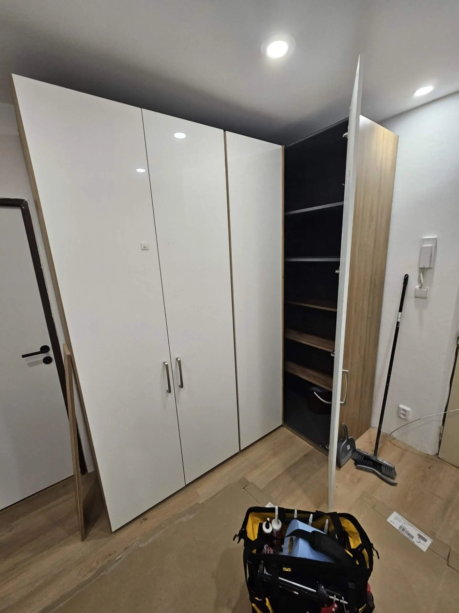 Složení skříně na chodbu